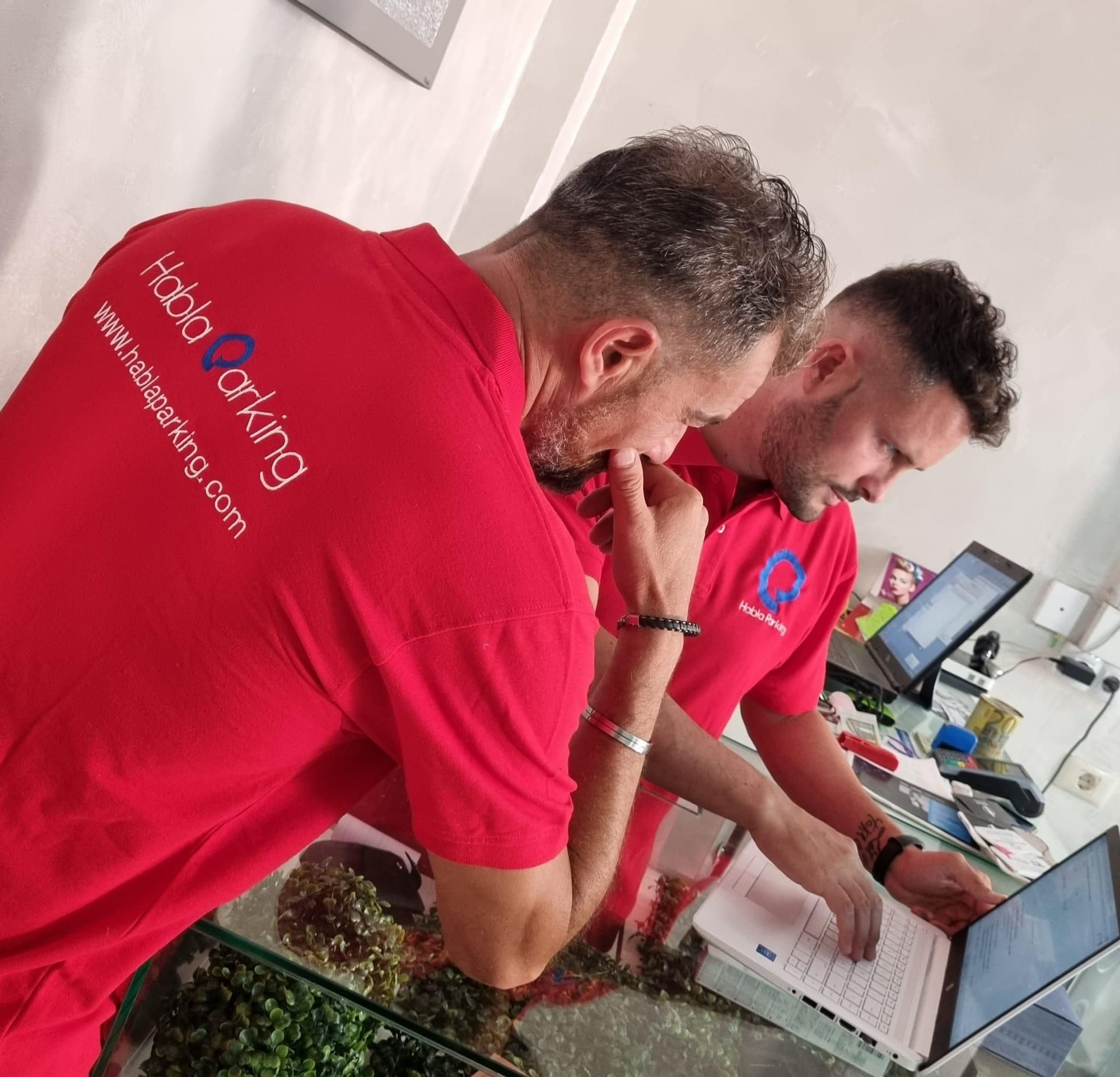 Simone Paolone y Morgan Garau creadores de la APP 'Habla parking' con el apoyo de MicroBank.