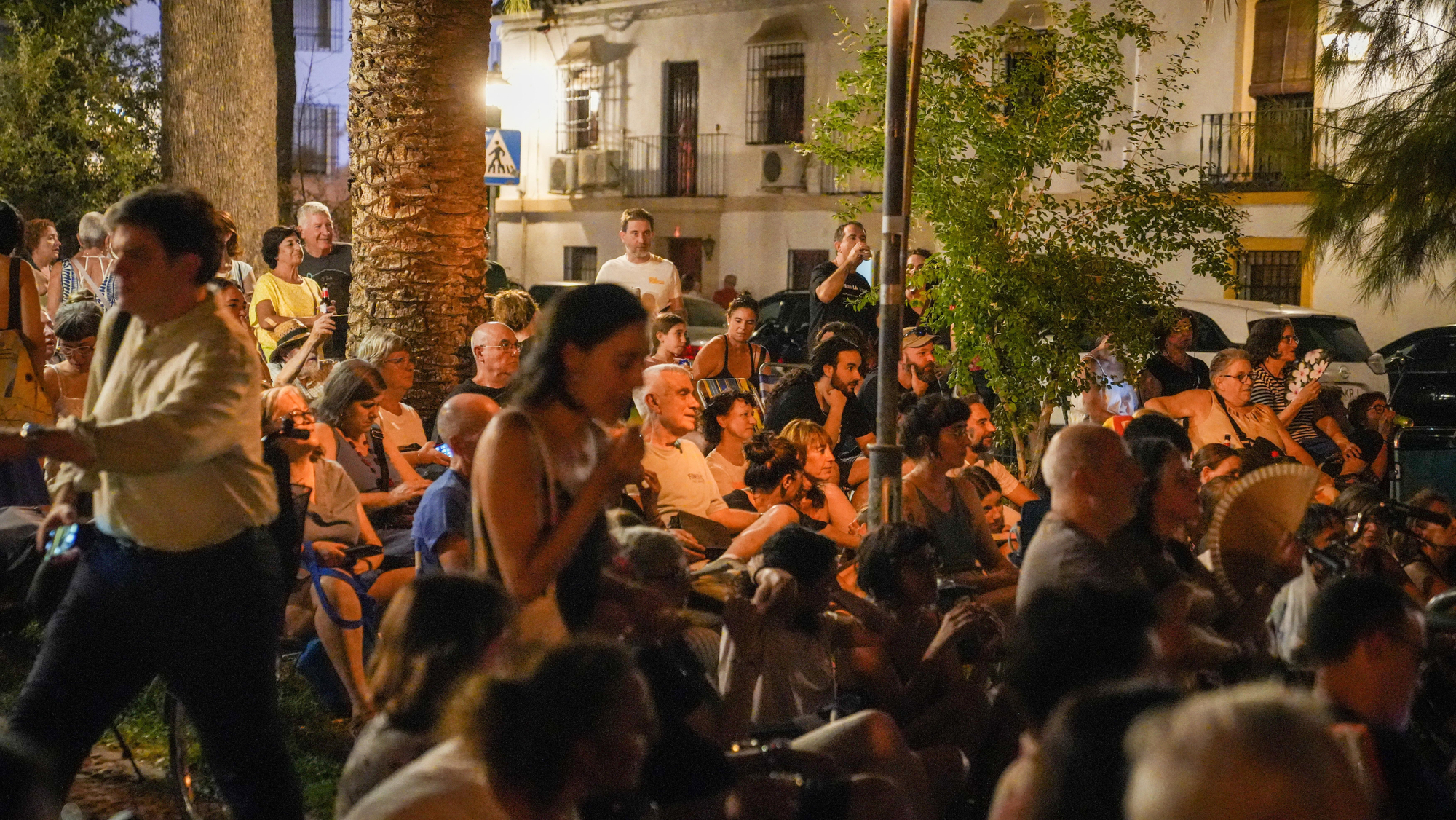 Concentración en defensa de los cines de verano, con la proyección de Un perro andaluz en la plaza de la Magdalena