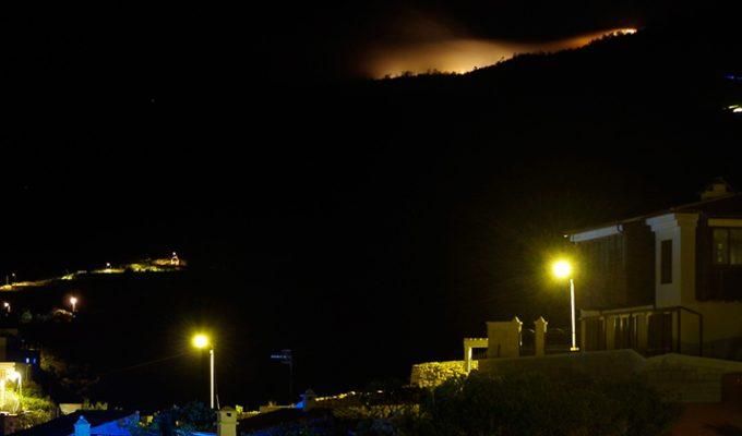 Llamas en los altos de Granadilla, municipio al que afecta el incendio forestal en los montes de Chasna