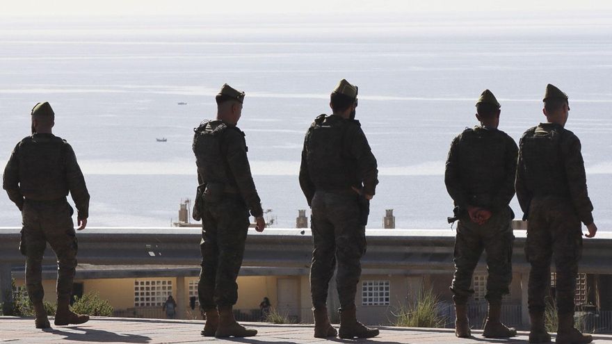 Efectivos de la Legión realizan labores de vigilancia en Ceuta este martes.