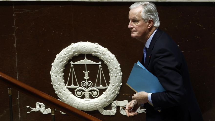 La apuesta de Macron por la derecha fracasa en tres meses y sume a Francia en el caos