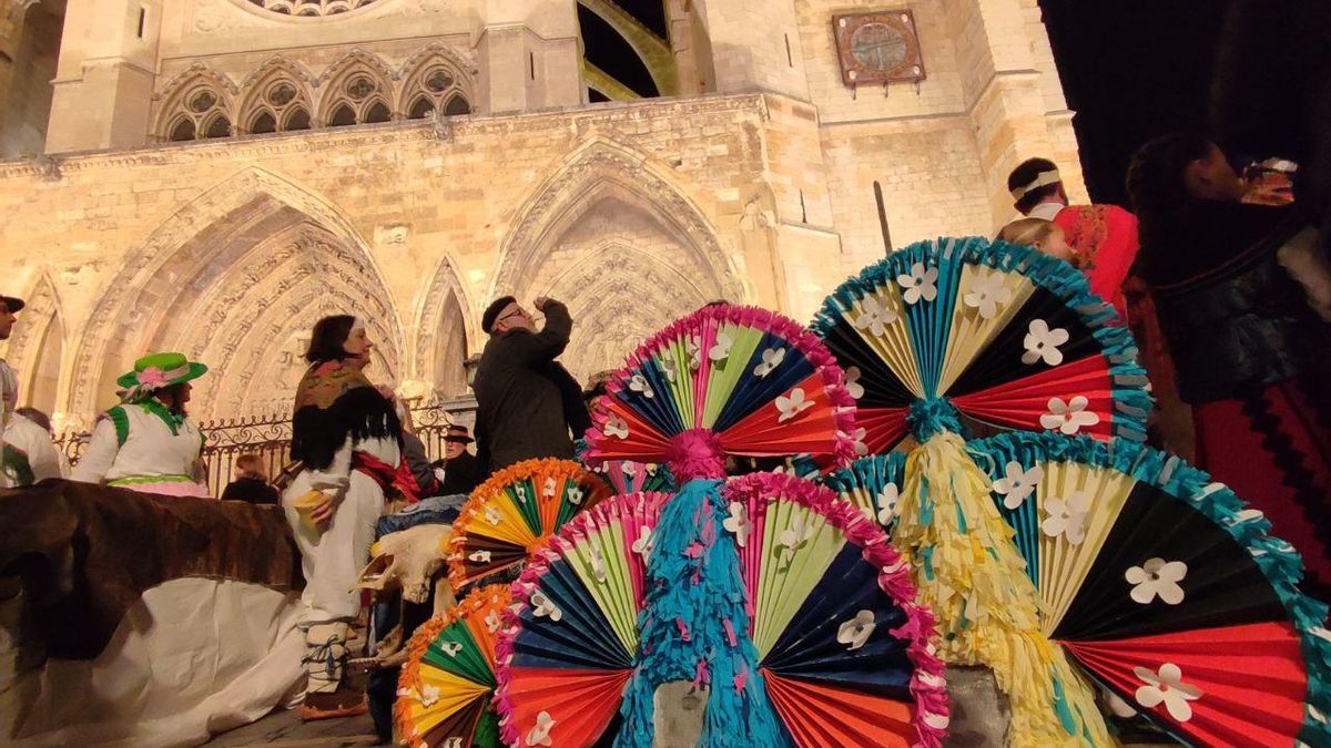 Los Carnavales tradicionales de la provincia desfilan por las calles de León capital ante una gran expectación