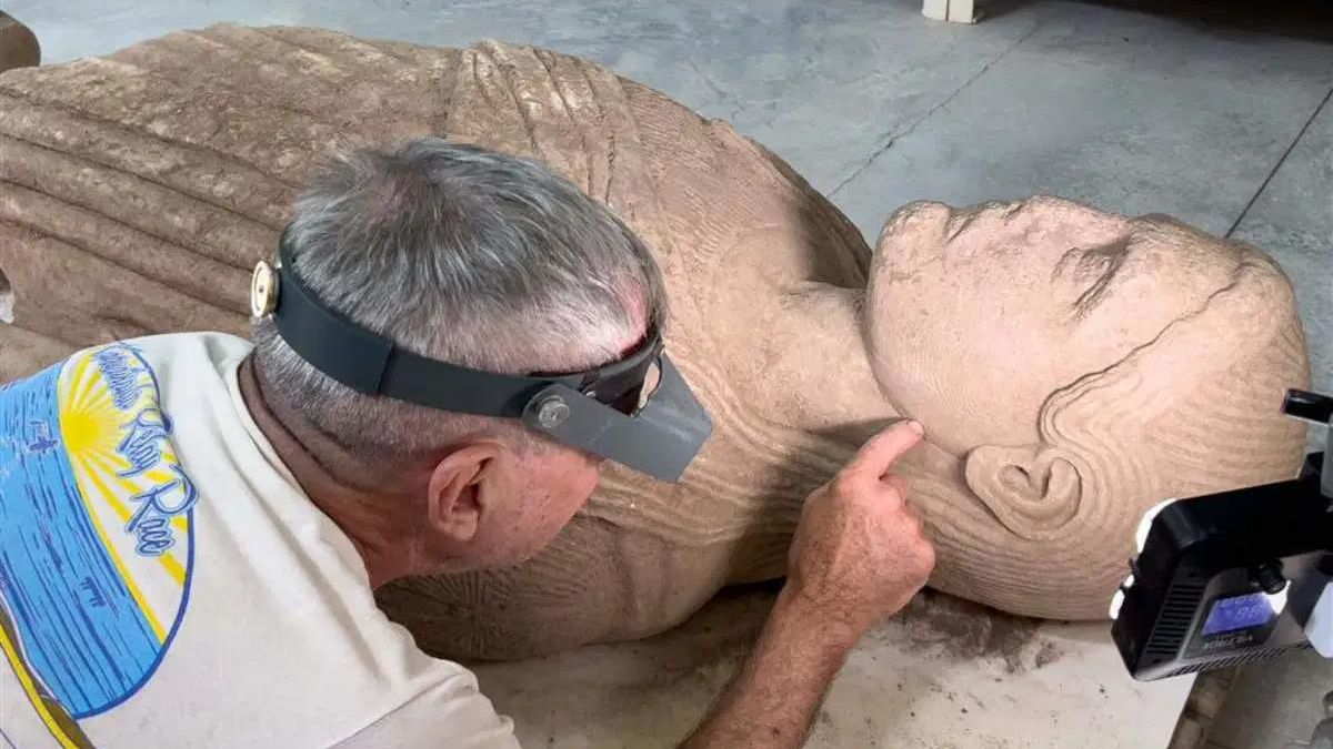 La ciudad donde se acuñó la primera moneda desvela una espectacular estatua de mármol de hace 2.500 años