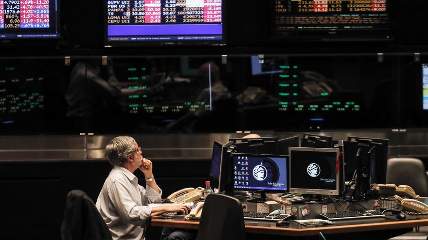 La Bolsa de Buenos Aires se desploma un 12,4 % tras el duro revés electoral de Milei