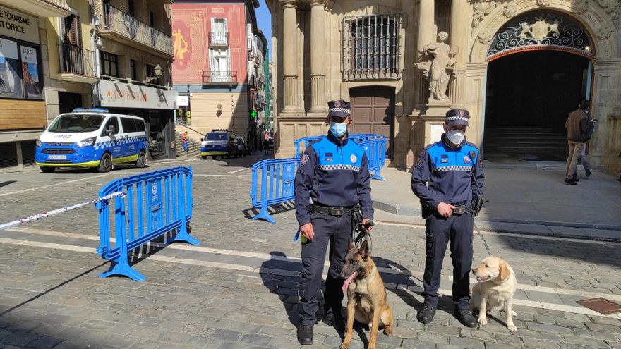 Miembros de la Unidad Canina de la Policía Municipal de Pamplona.