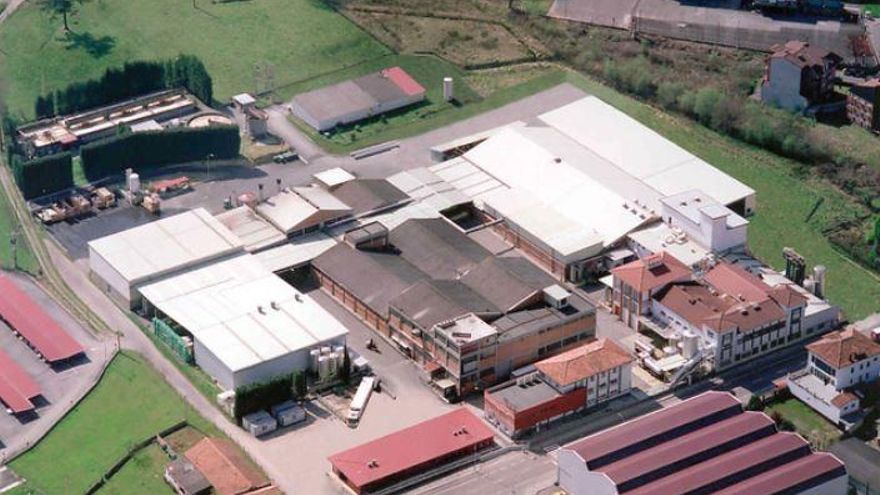 Los trabajadores de la fábrica de Nestlé de La Penilla desconocen cómo les afectarán los despidos anunciados por la empresa