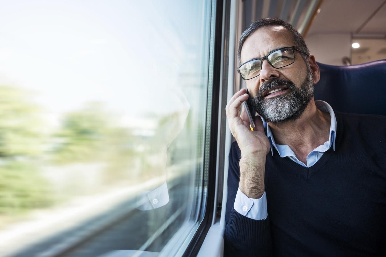 Llamada telefónica en un tren.