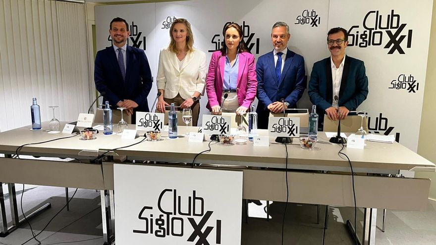 La vicesecretaria de Desarrollo Sostenible del PP, Paloma Martín, antes del coloquio en el Club Siglo XXI, el 26 de mayo de 2025, en Madrid (España).