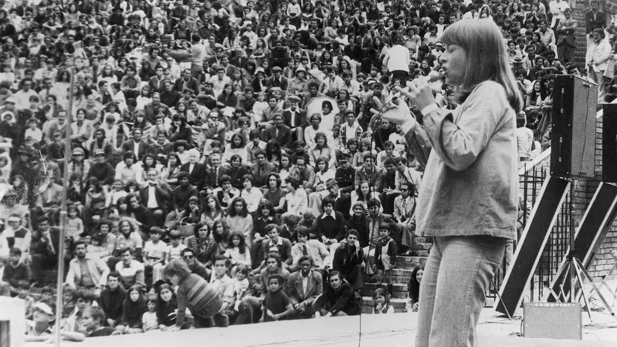 La cantautora murciana Mari Trini actuando en Bogotá en marzo de 1976 EFE