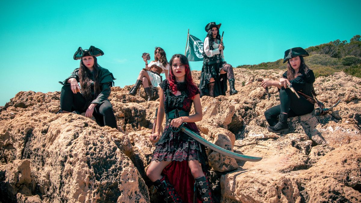 Ariel Coral, Destiny Grieflord, Victoria Pearl, Elizabeth Nuir Nuit y Raindrop Oceanus, integrantes de Pirate Queen.