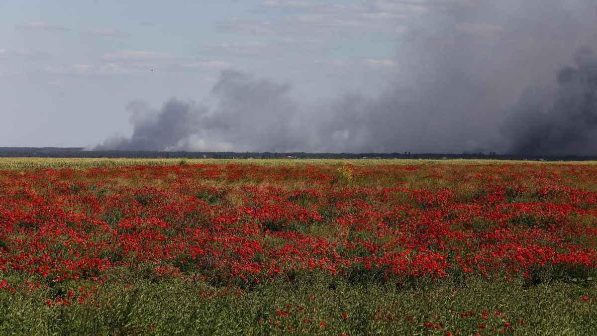El humo se eleva a la distancia después de la explosión en la presa y central hidroeléctrica de Kakhovka.
