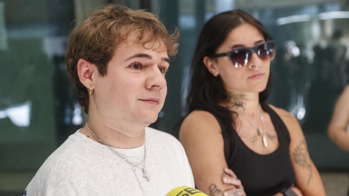 Álex y Lili Caballero, hijos de Tulia, atienden a los medios tras el juicio