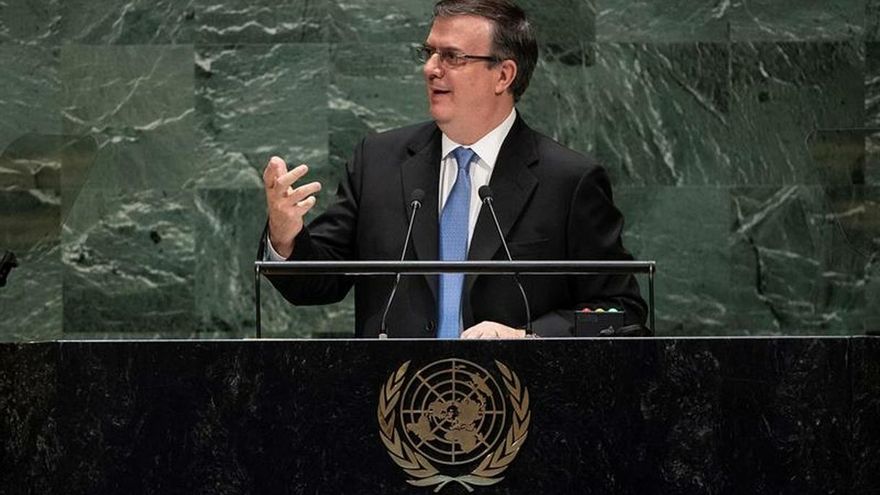Fotografía cedida por la ONU donde aparece el secretario de Relaciones Exteriores mexicano, Marcelo Ebrard, mientras habla ante la Asamblea General este sábado, en la sede del organismo en Nueva York (EE.UU.).