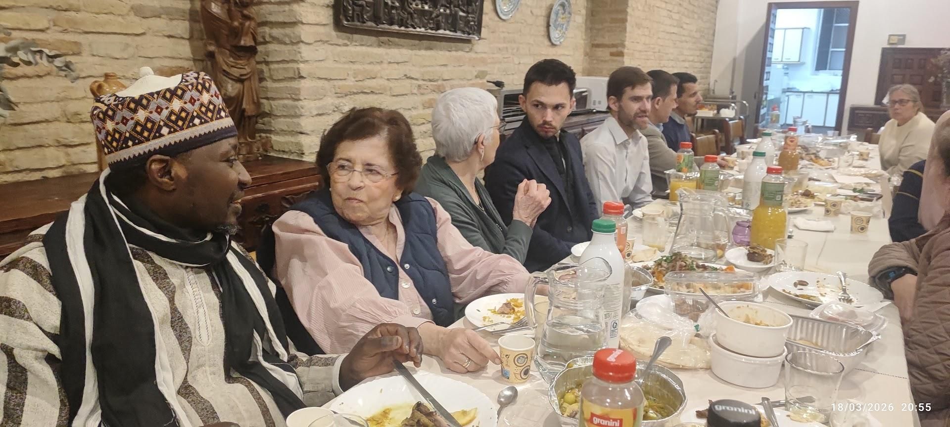 Mustafá Hassan, el imán de la comunidad islámica, primero por la izquierda. En el centro de la imagen, Carmina Gómez conversa durante el 'iftar'