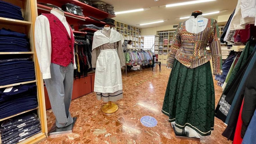 Trajes de blusa y neska en exhibición