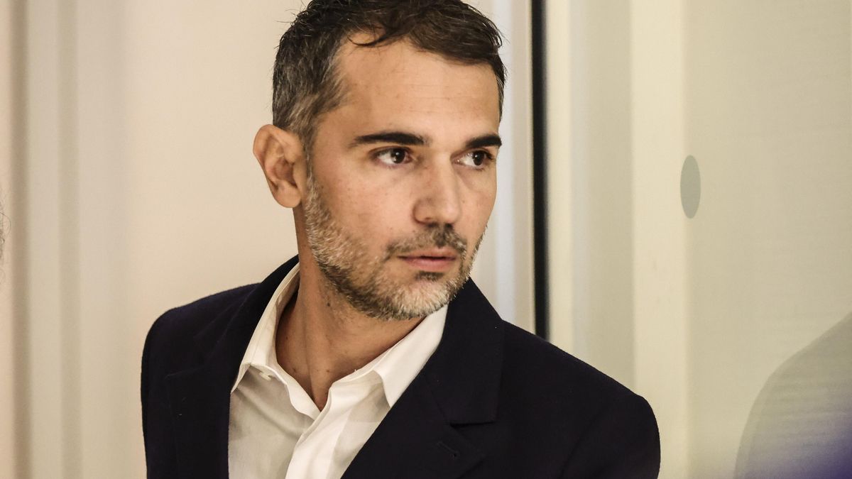 El escritor francés acusado Aurelien Poirson-Atlan, también conocido como Zoe Sagan, llega el primer día del juicio por ciberacoso sexista contra Brigitte Macron, esposa del presidente francés Emmanuel Macron, en el Tribunal de París en París, Francia, 27 de octubre de 2025. Diez personas son acusadas de difundir rumores en línea que afirman que Brigitte Macron es una mujer transgénero. El caso, que también ha sido amplificado por influencers de extrema derecha en Estados Unidos como Candace Owens, se llevará a cabo durante dos días, del 27 al 28 de octubre de 2025. La pareja presidencial francesa también ha presentado una demanda por difamación en Estados Unidos. (Francia, Estados Unidos) EFE/EPA/TERESA SUAREZ