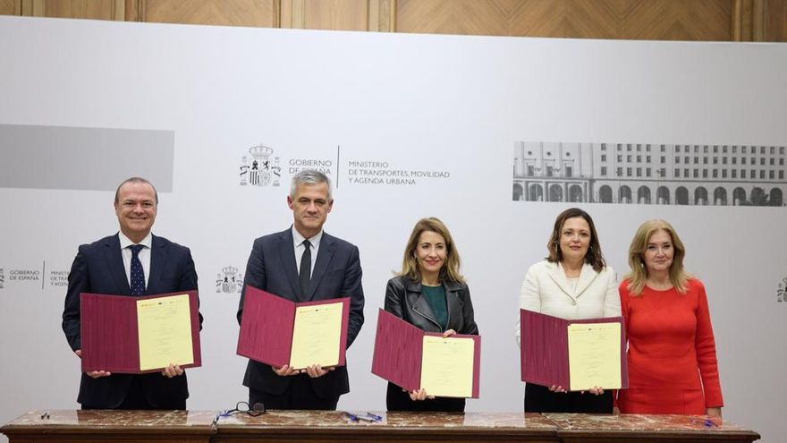 El alcalde, Augusto Hidalgo, la ministra de Transportes, Movilidad y Agenda Urbana, Raquel Sánchez, y la directora del Instituto Canario de la Vivienda, Maribel Santana, firman un acuerdo para la asignación de 6 millones de euros procedentes de los fondos europeos