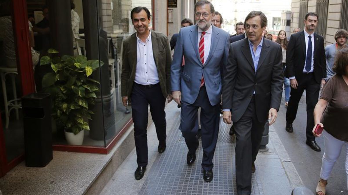 El presidente del Gobierno en funciones, Mariano Rajoy, acompañado por el vicesecretario general de Organización y Electoral del PP, Fernando Martínez-Maíllo, y el portavoz del Grupo Popular en el Congreso, Rafael Hernando.