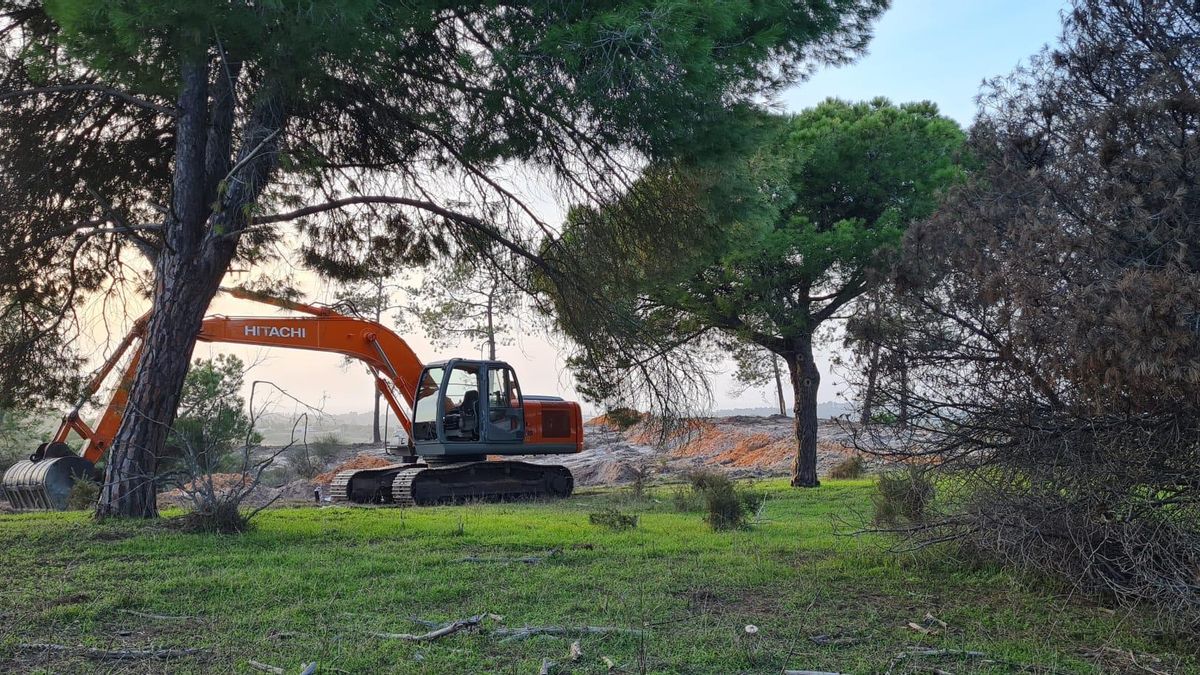 Una excavadora trabajando en la zona.
