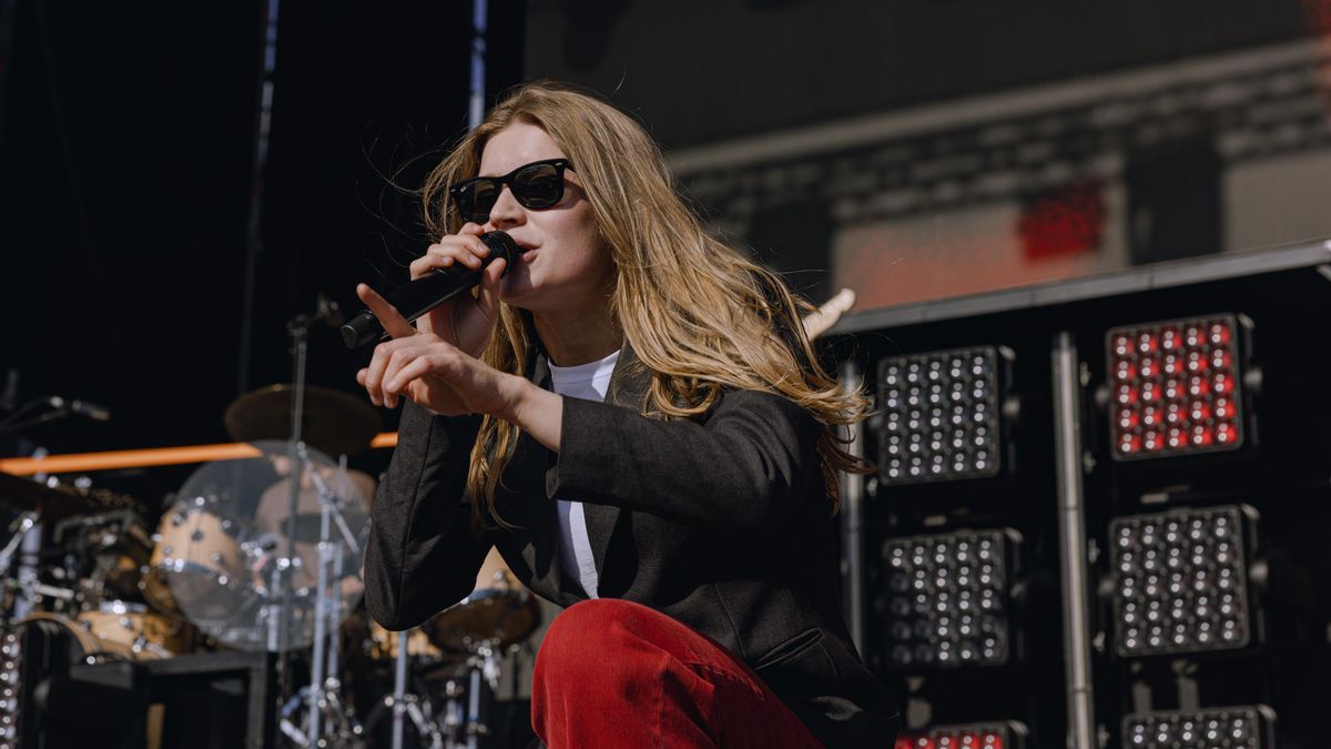 Girl In Red, cantando en el festival