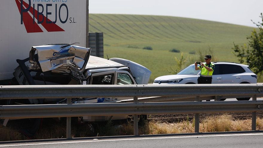 Un accidente entre un coche y un camión provoca retenciones en la entrada a Córdoba por la A-4