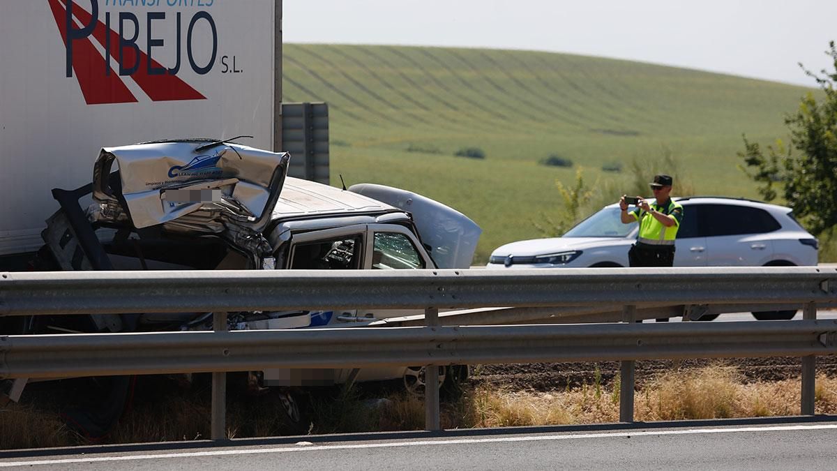 Un accidente entre un coche y un camión provoca retenciones en la entrada a Córdoba por la A-4
