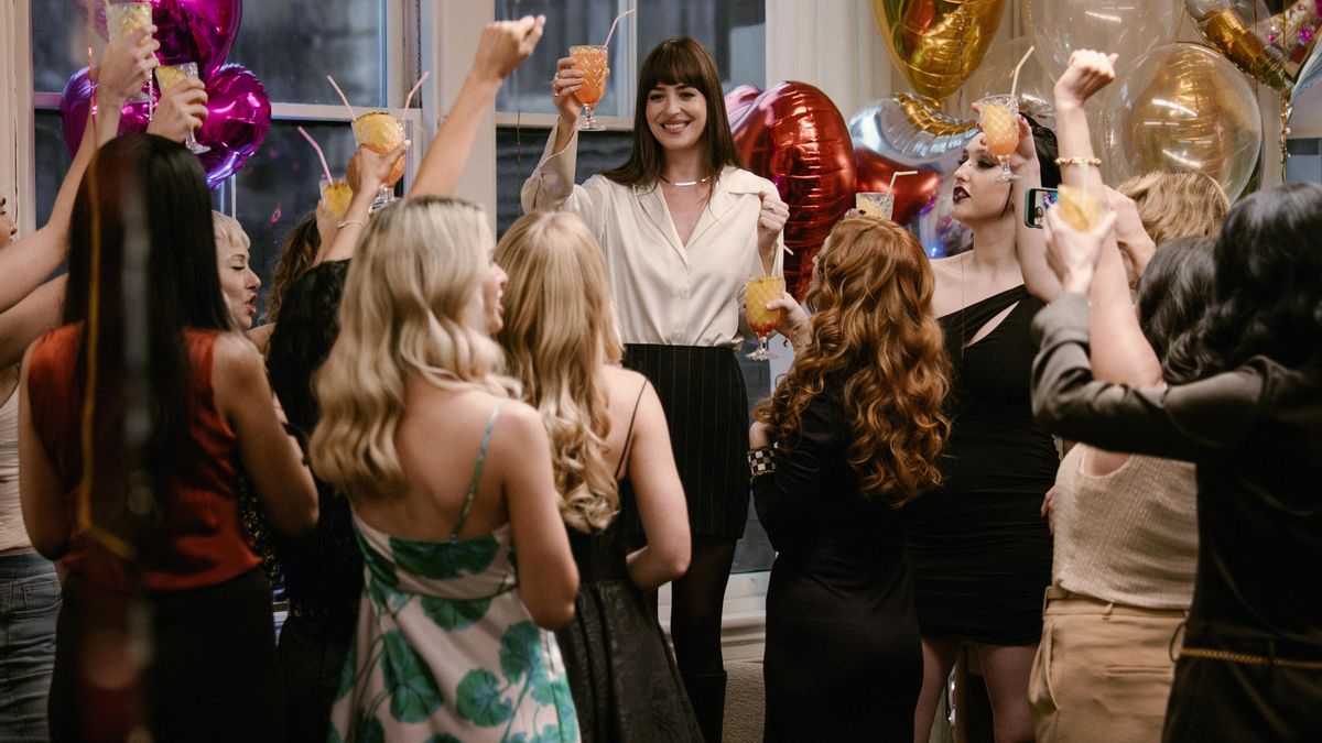 Lucy (Dakota Johnson) celebrando con sus compañeras una nueva boda