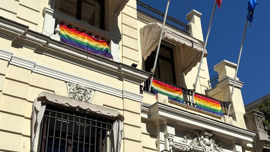Fachada de la sede de la Delegación del Gobierno en la Comunidad de Madrid con la bandera LGTB desplegada en los balcones