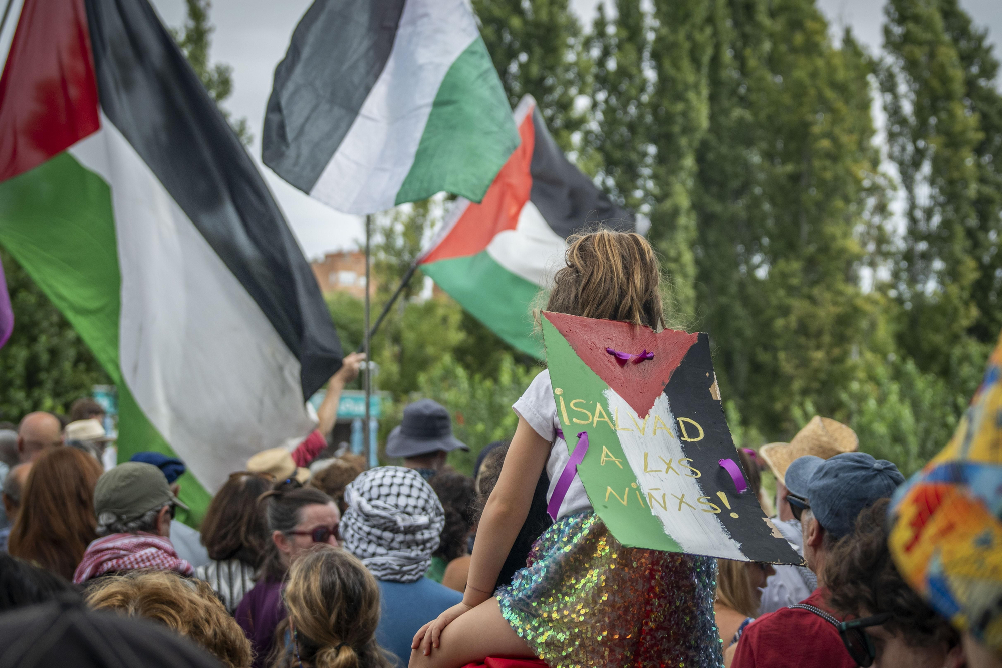 Cientos de personas llenan las orillas de Madrid Río en solidaridad con Gaza y para apoyar a la Global Sumud Flotilla