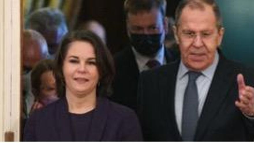 El maduro Lavrow parece indicar a la ministra Baerbock el camino por el que continuar dialogando.