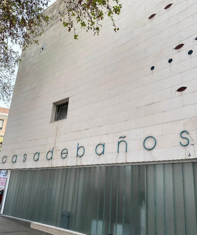 La actual casa de baños de Embajadores está en el mismo solar que la antigua