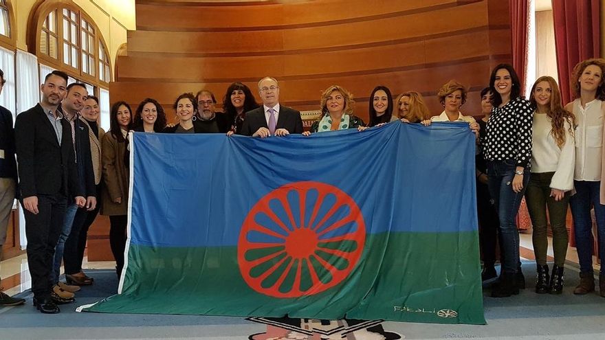 Fakali entrega una bandera gitana al presidente del Parlamento con motivo del 22N