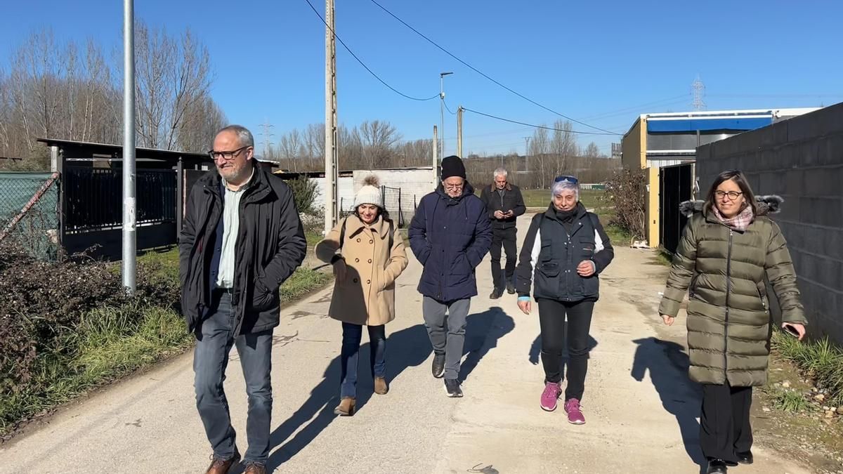 Actuales miembros de la Junta Vecinal de Columbrianos y autoridades comarcales del PSOE.
