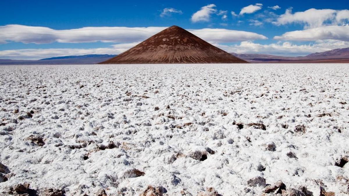 Su cúspide está protegida por un capuchón de rocas basálticas negras del periodo pleistoceno, que han actuado como un escudo natural contra el desgaste