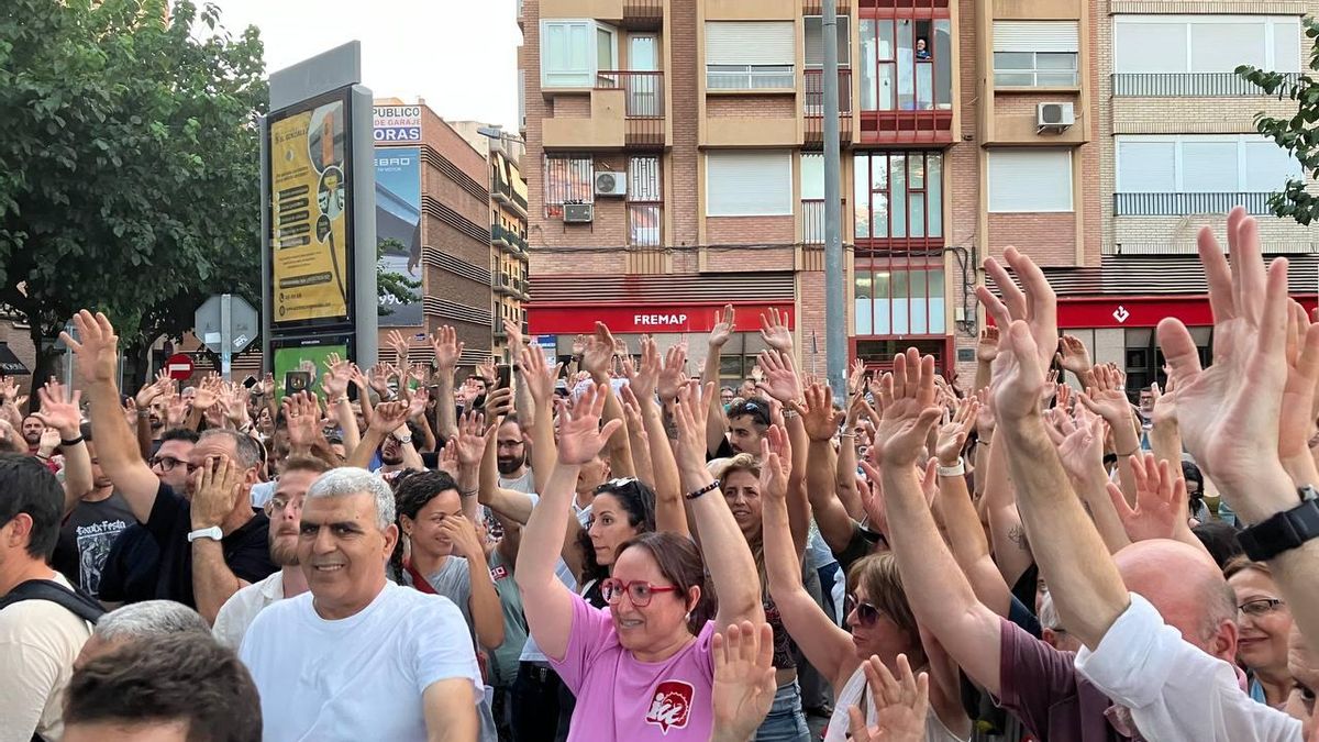 Manifestantes en la puerta del palacio de San Esteban que levantan las manos tras la lectura del manifiesto antirracista