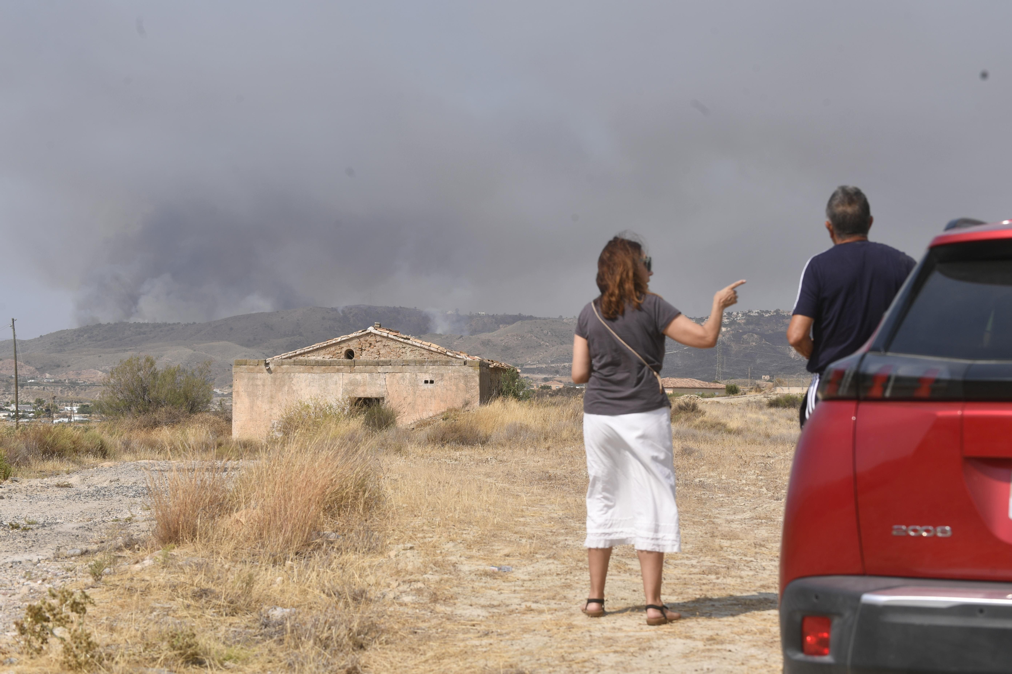 Dos personas observan el incendio de Los Gallardos desde la distancia. Europa Press,