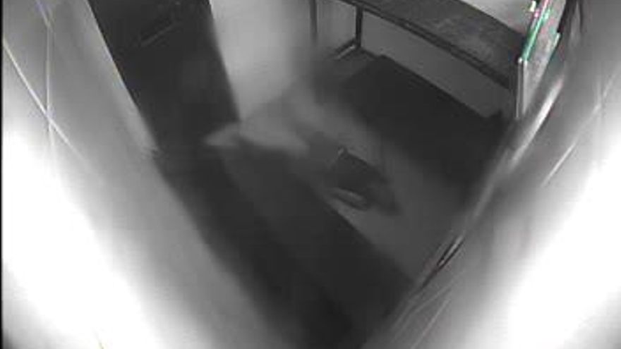 Marouane Abouobaida tumbado en el suelo de la celda de aislamiento en una imagen del vídeo de vigilancia.