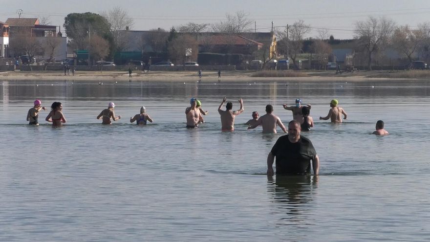 Baño en las lagunas de Villafranca de los Caballeros el 2 de enero de 2022