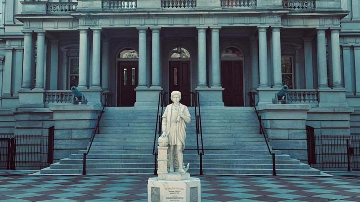Trump coloca una estatua de Cristóbal Colón a la entrada de uno de los edificios de la Casa Blanca