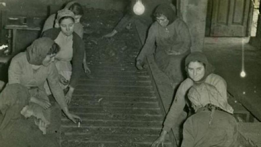 Mujeres mineras en una fotografía antigua. // Archivo del Museo de la Energía