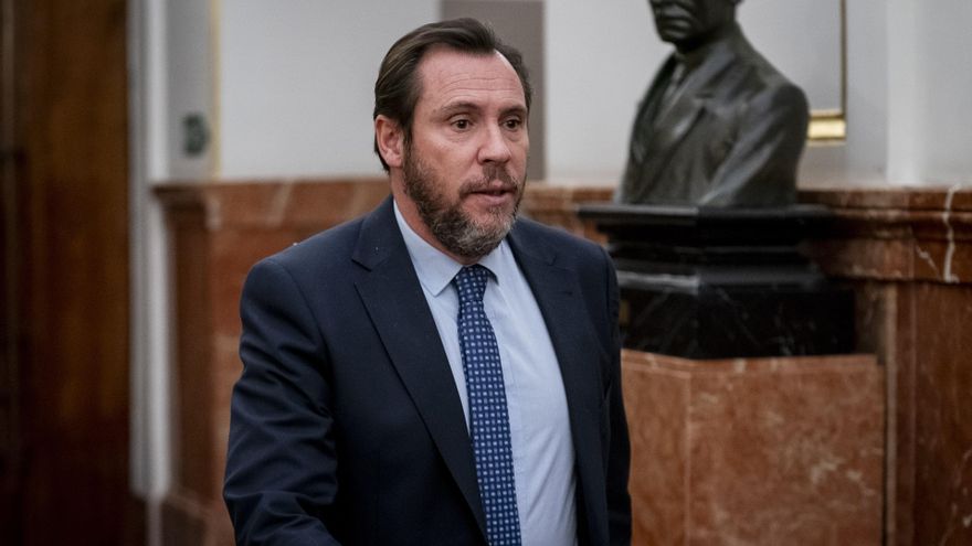 Archivo - El ministro de Transportes y Movilidad Sostenible, Óscar Puente, a su salida de una sesión plenaria, en el Congreso de los Diputados, a 27 de febrero de 2024, en Madrid (España).El Pleno del Congreso debate y vota una proposición de ley de VOX p
