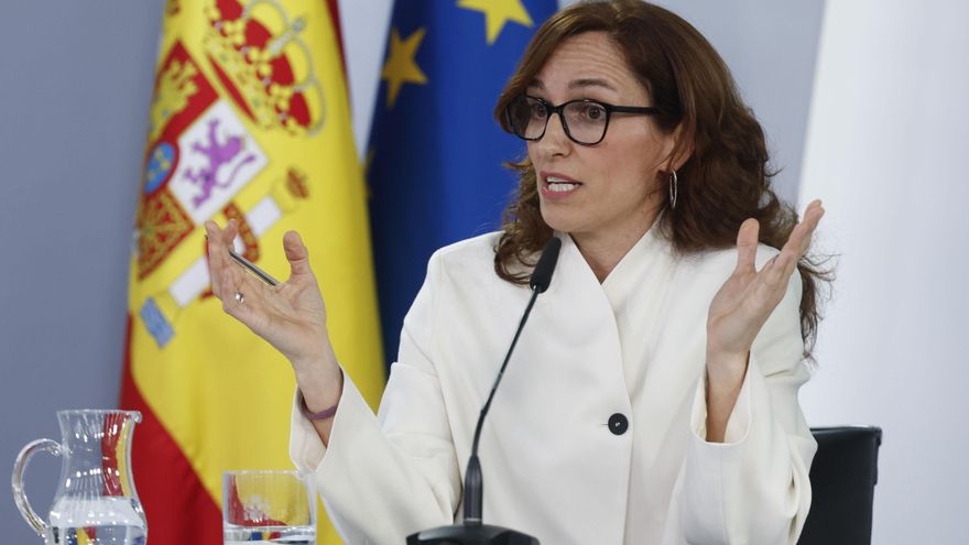 La ministra de Sanidad, Mónica García durante la rueda de prensa tras la reunión de seguimiento para atender la solicitud de la Organización Mundial de la Salud (OMS) al Gobierno para acoger al crucero MV Hondius, afectado por un brote de hantavirus, en las Islas Canarias este miércoles en La Moncloa, Madrid. EFE/ Javier Lizón