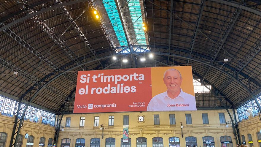 Compromís despliega una lona en la estación de cercanías de València.