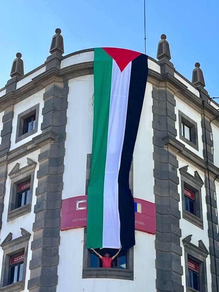 Fachada del edificio de CCOO en Las Palmas de Gran Canaria, con la bandera.