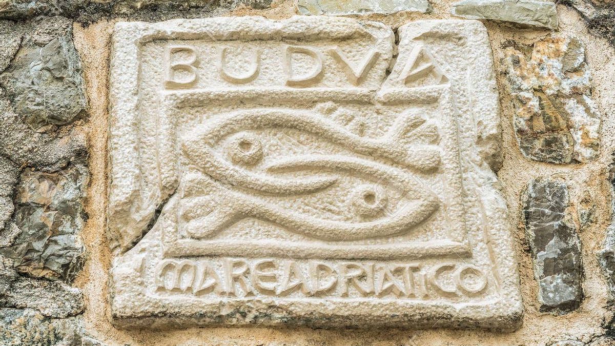 Los peces representan a Marko y Jelena, dos jóvenes que se arrojaron al mar desde las murallas
