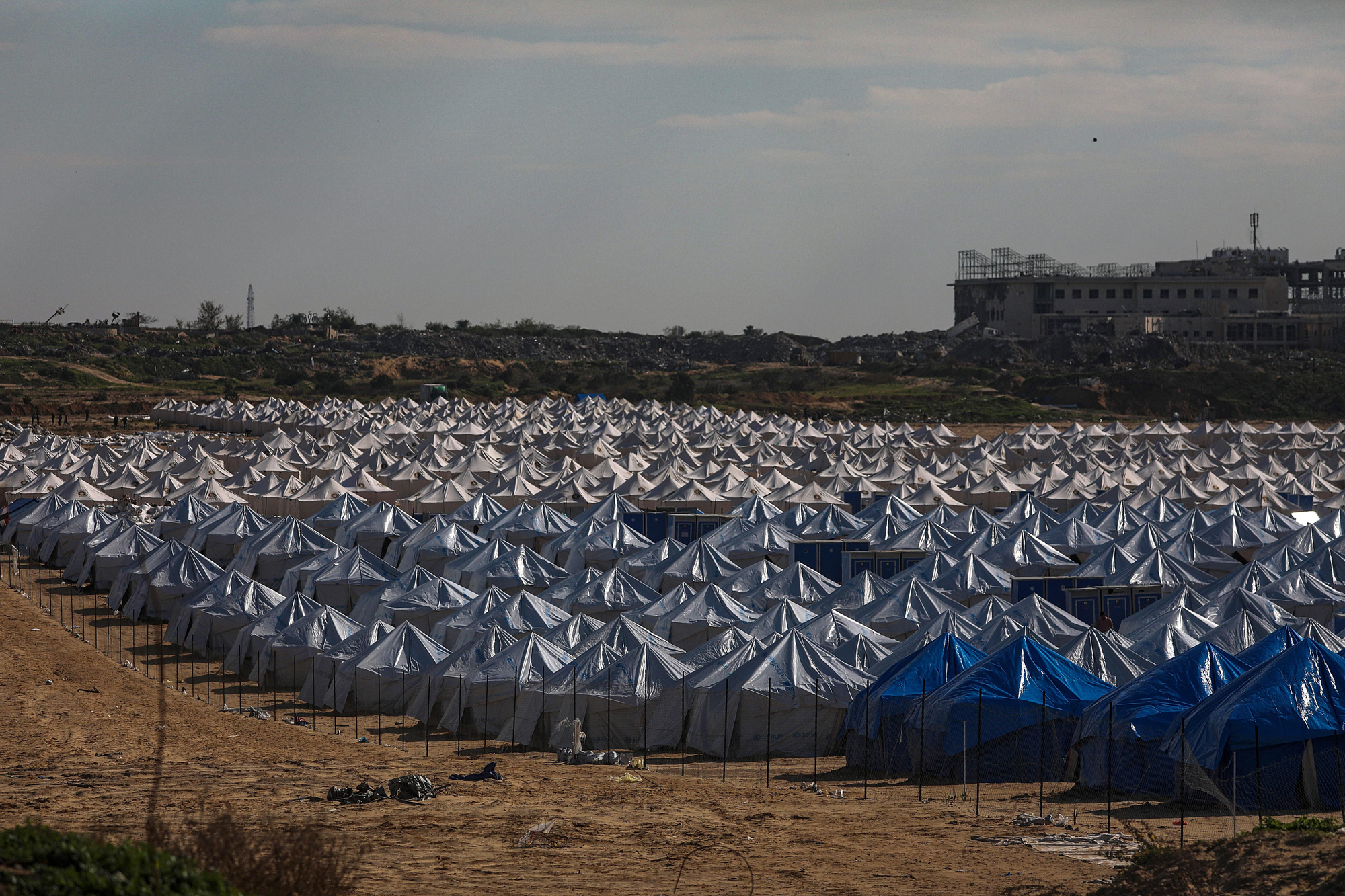 Palestinos preparan un campamento para albergar a familias palestinas desplazadas en la zona de Netzarim, ubicada entre la parte sur de la ciudad de Gaza y la franja central de Gaza.