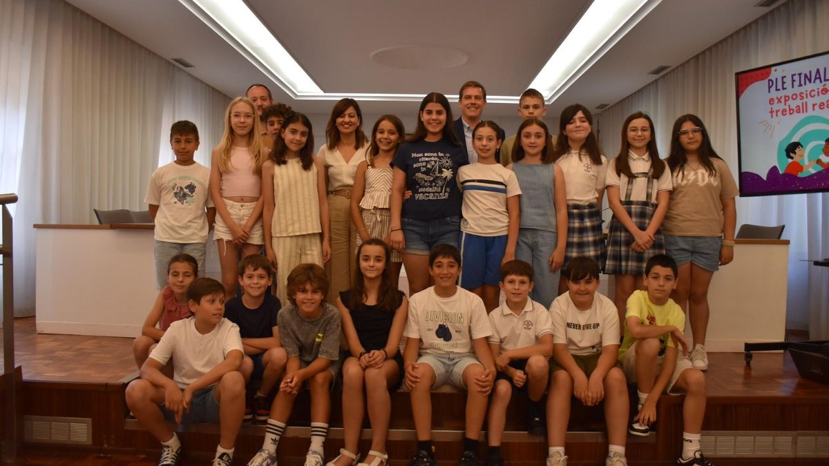 La ministra Sira Rego i l'alcalde de Xàtiva, Roger Cerdà, amb els xiquets del Consell.