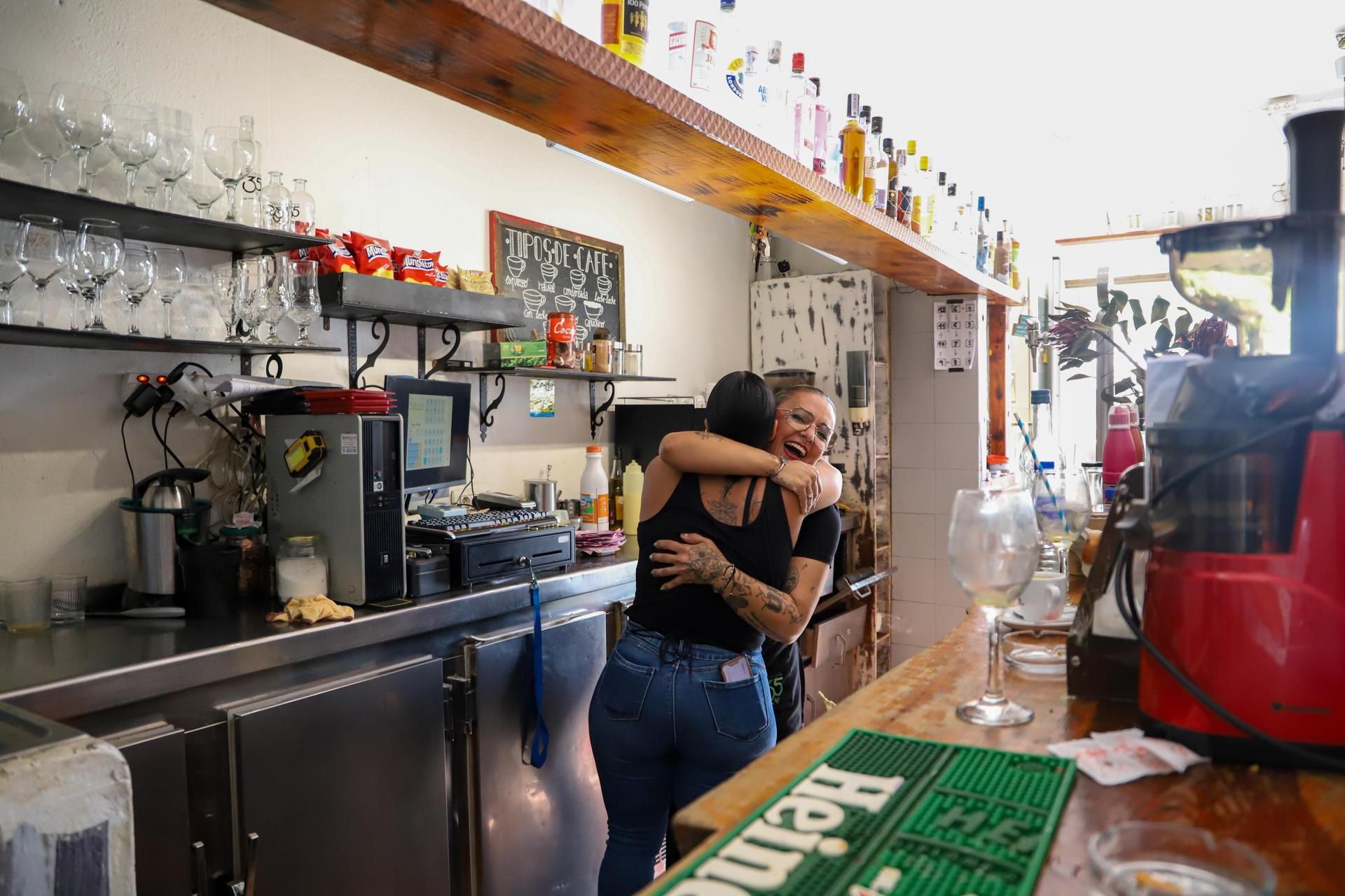Las camareras del Bar La Cabaña, en el Puerto de Tazacorte (La Palma), celebran haber sido agraciadas con el número 37.876, un quinto premio del sorteo extraordinario de Navidad de la Lotería Nacional, repartido en el municipio. EFE / Luis G Morera.