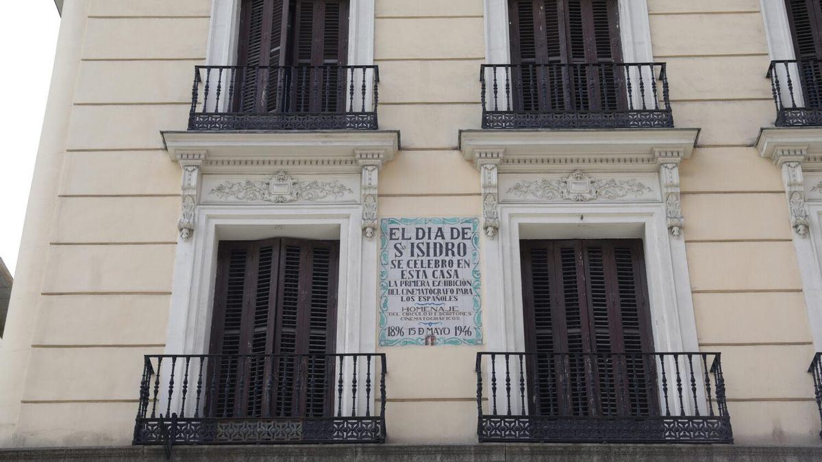 La segunda placa, con una fecha distinta de la primera proyección.