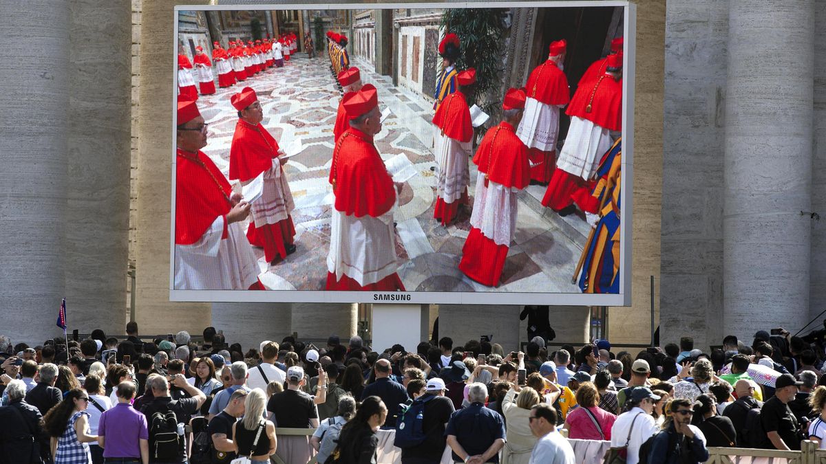 Comienza el desfile de cardenales hacia la Capilla Sixtina, donde se celebrará el cónclave para elegir al sucesor del papa Francisco.